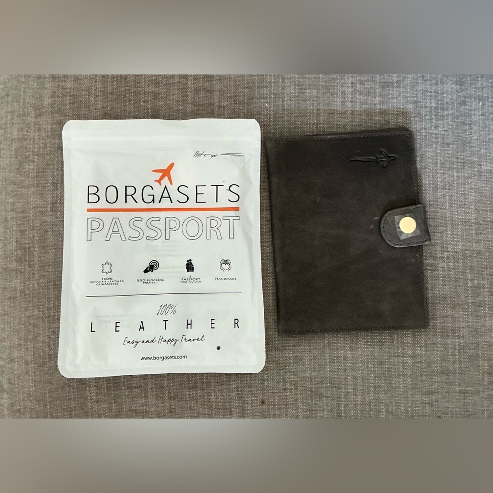Borgasets leather passport holder
